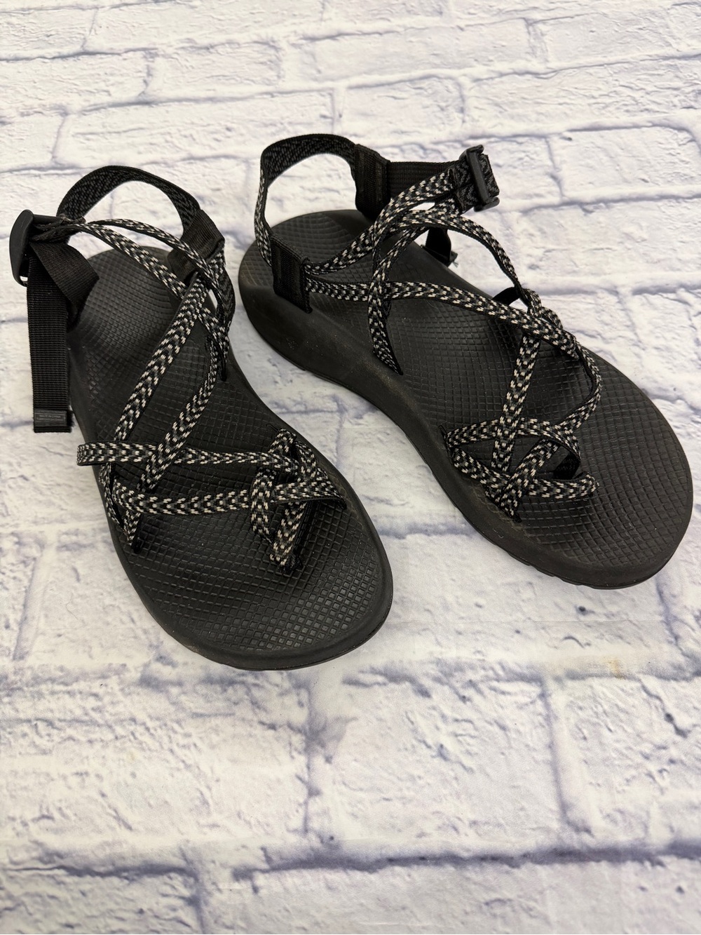 Chaco ZX2 ladies sz 11 Black/White Chevron Adjustable Strap Outdoor Sandals.